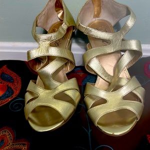 Fergie Metalíc Gold Heels with Wood Grain